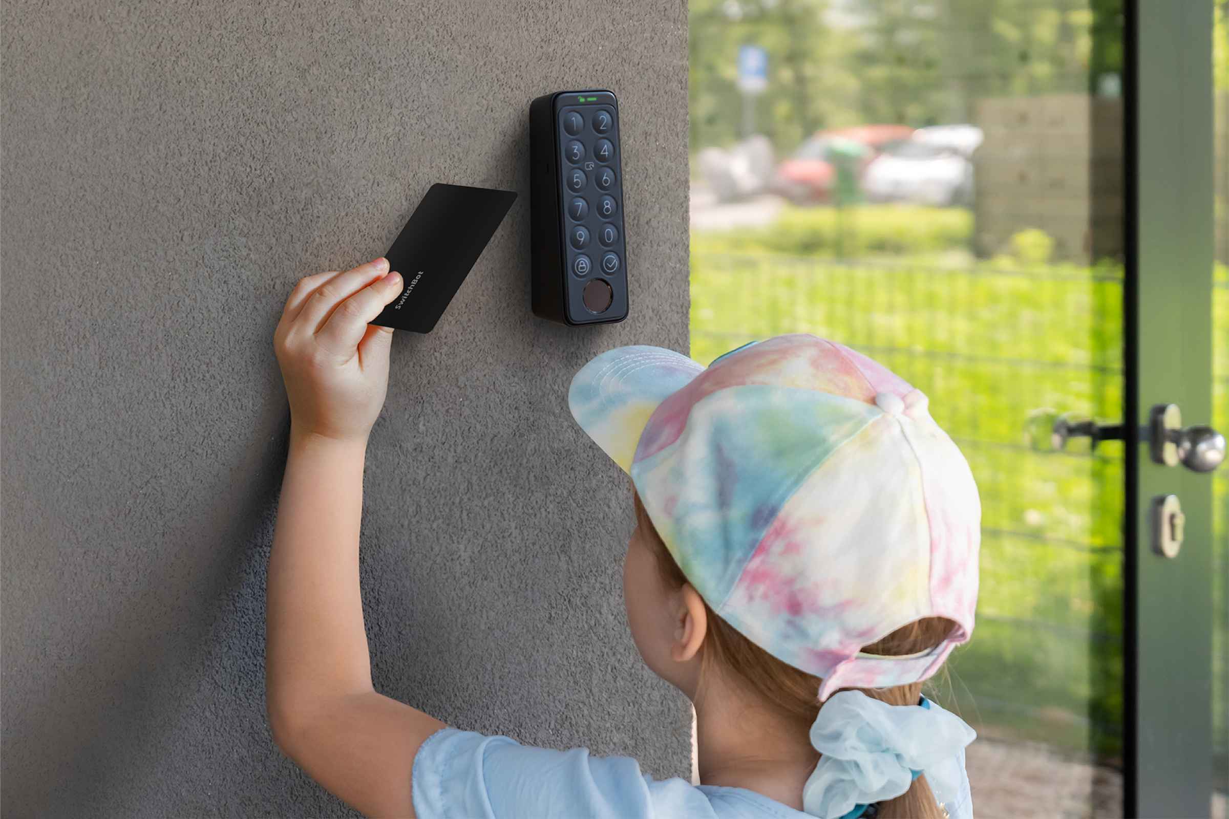 スイッチボットのカードをかざしていることがわかる画像:公式