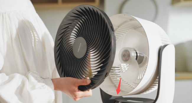 サーキュレーターの前ガードを外している画像